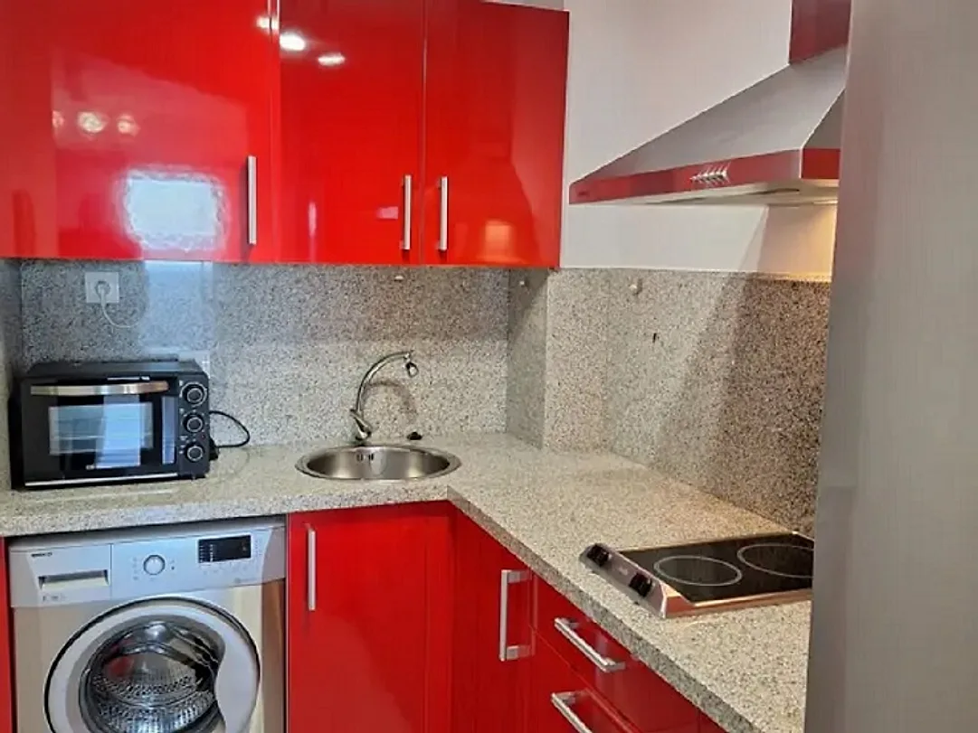 Cocina roja con lavadora – Venta Estudio en Benalmádena Avenida de Salvador Vicente
