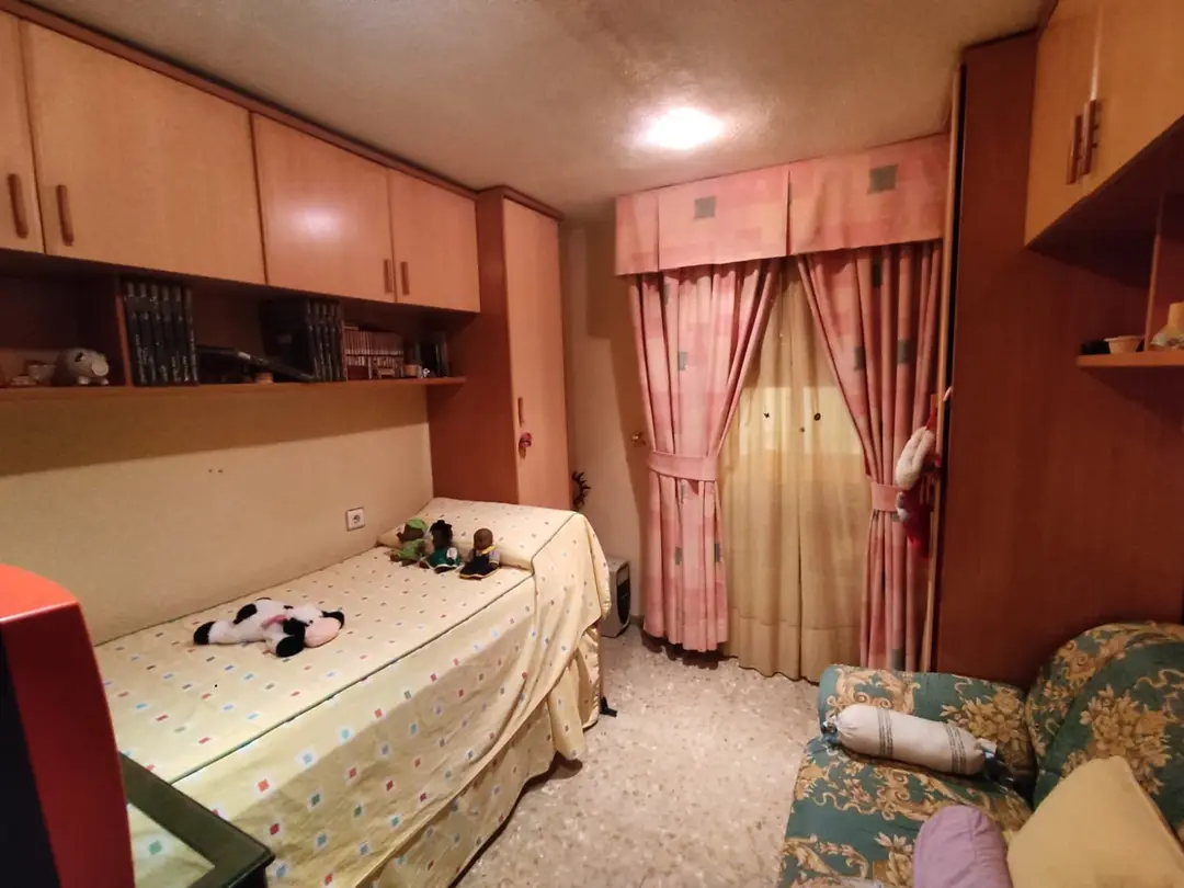 Dormitorio con cama individual – Piso en Carlos III