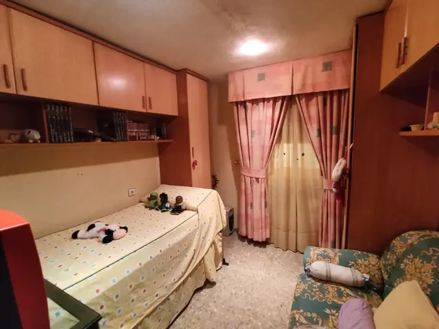 Dormitorio con cama individual – Piso en Carlos III