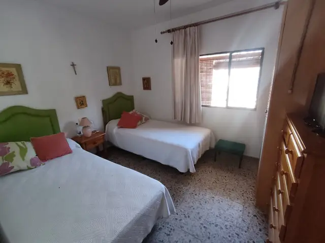 Dormitorio con dos camas – Venta de Parcelas en Córdoba
