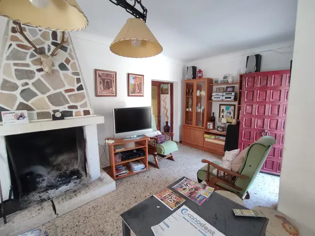 Salón con chimenea – Venta de Parcelas en Córdoba