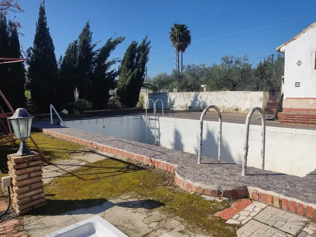 Piscina de la parcela – Venta de Parcelas en Córdoba