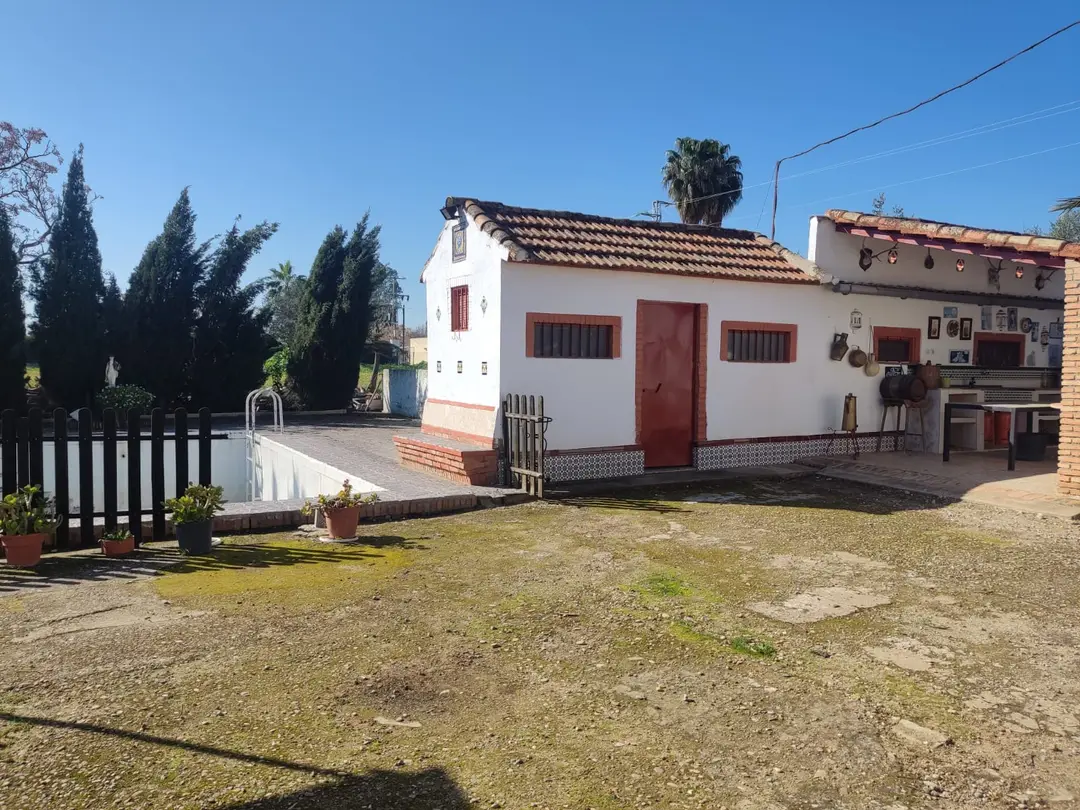 Vista aérea de una parcela en venta en Córdoba, con gran superficie y diversas posibilidades de desarrollo