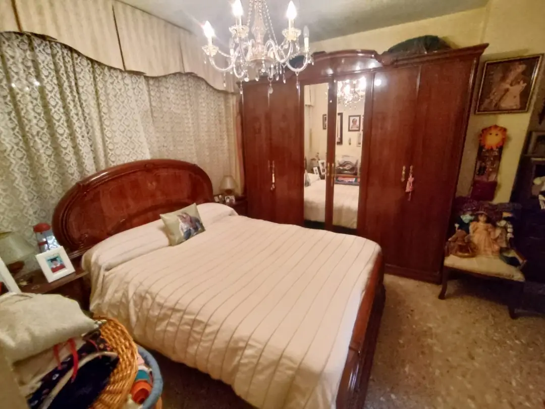 Dormitorio de matrimonio con armario – Piso en Carlos III