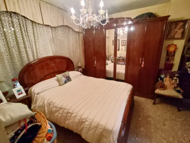 Dormitorio de matrimonio con armario – Piso en Carlos III