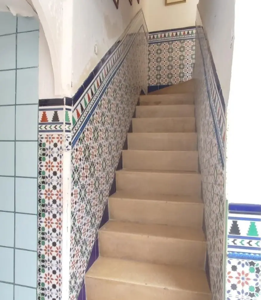 Escalera con zócalo de azulejos – Venta Casa Calle Obispo López Criado