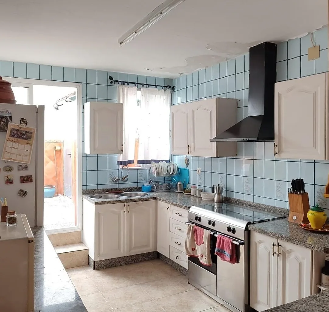 Cocina con salida al patio – Venta Casa Calle Obispo López Criado