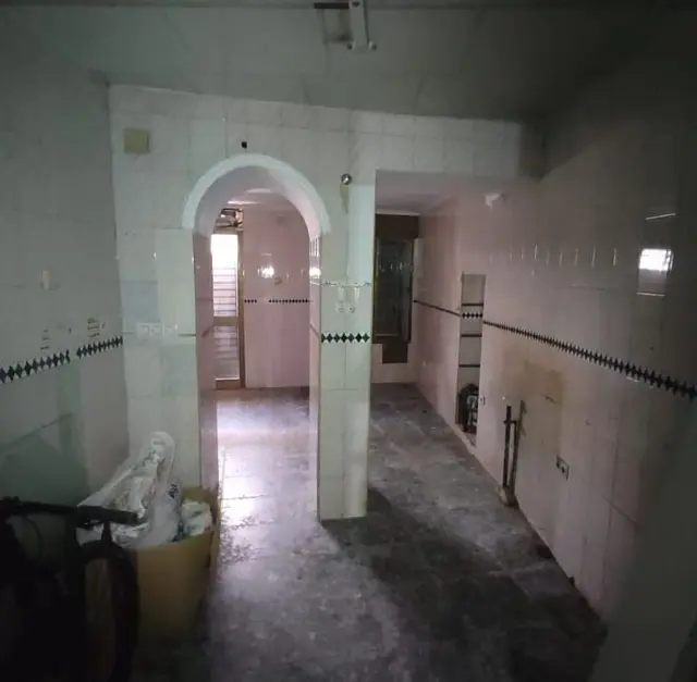 Planta baja con arco y azulejos – Venta Casa Calle Obispo López Criado