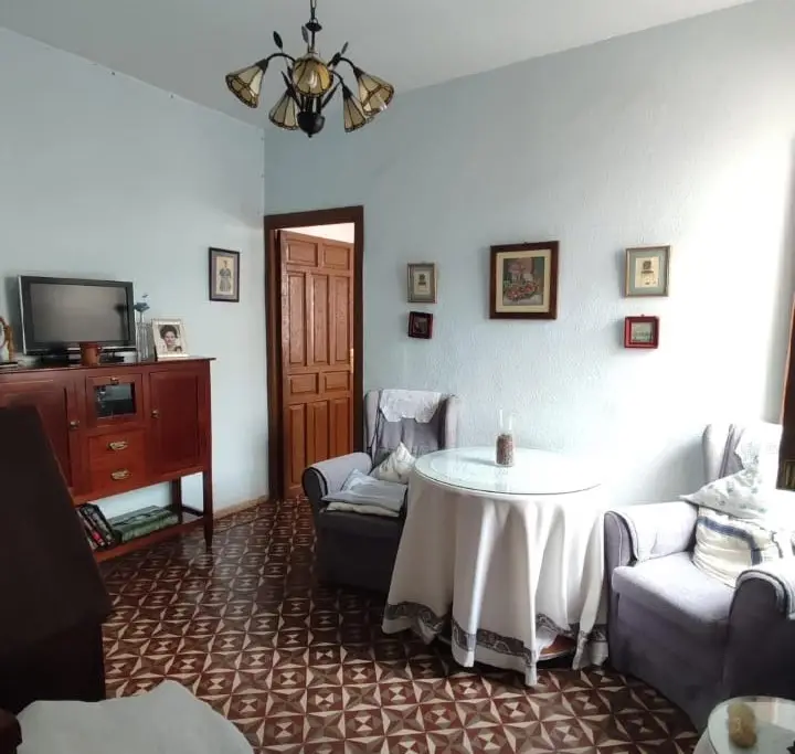 Salón con mesa camilla – Venta Casa Calle Obispo López Criado