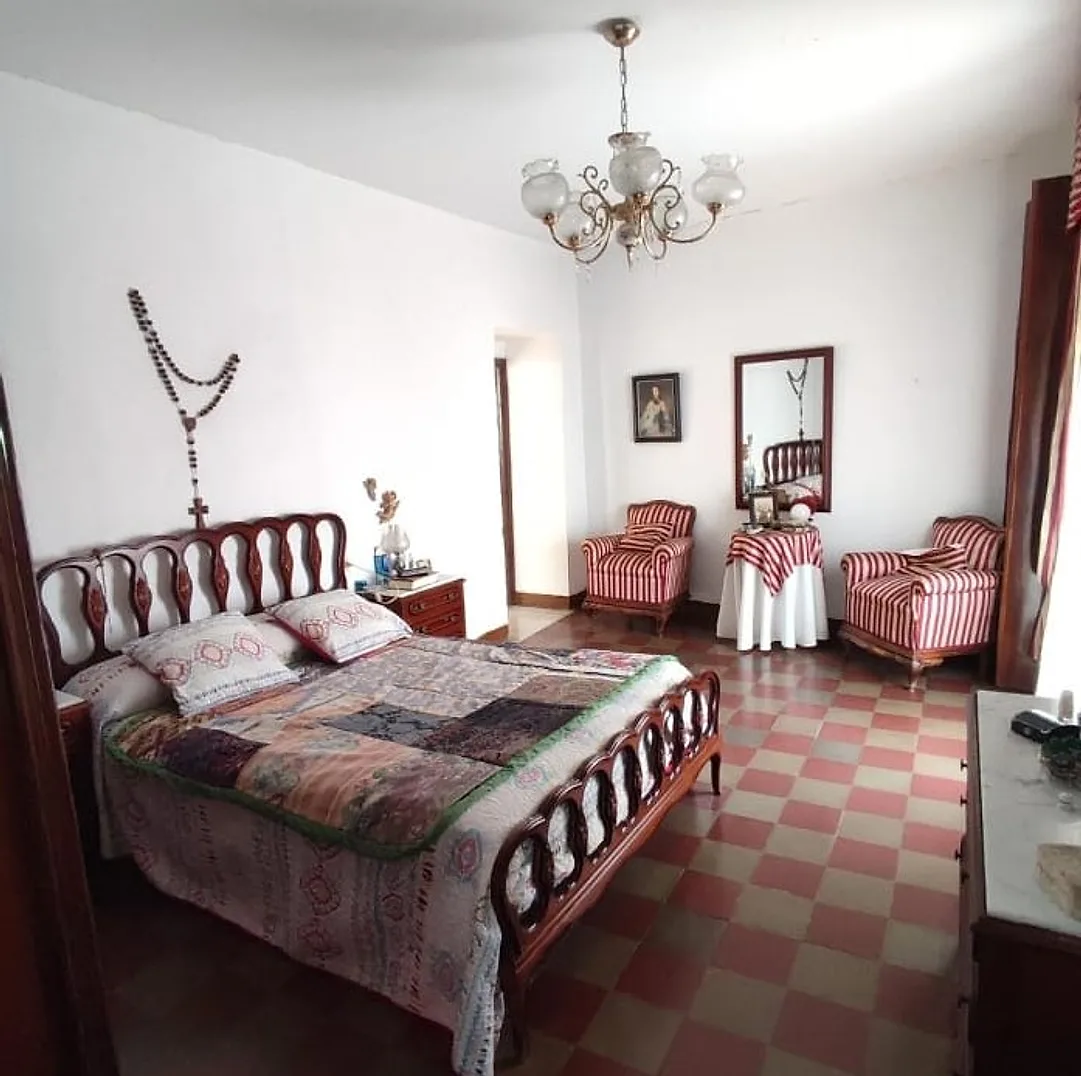 Dormitorio de matrimonio con sillones – Venta Casa Calle Obispo López Criado