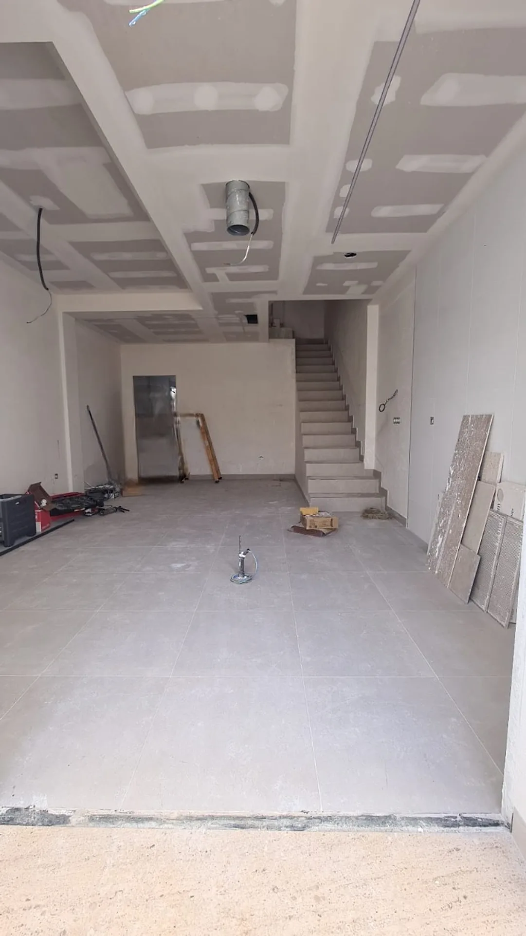 Planta baja diáfana con escalera – Casa en Venta en el Hipercor