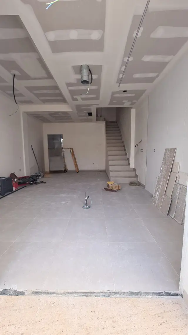 Planta baja diáfana con escalera – Casa en Venta en el Hipercor