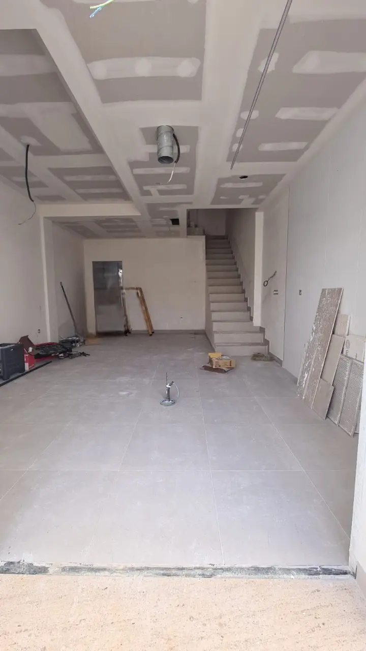 Planta baja diáfana con escalera – Casa en Venta en el Hipercor