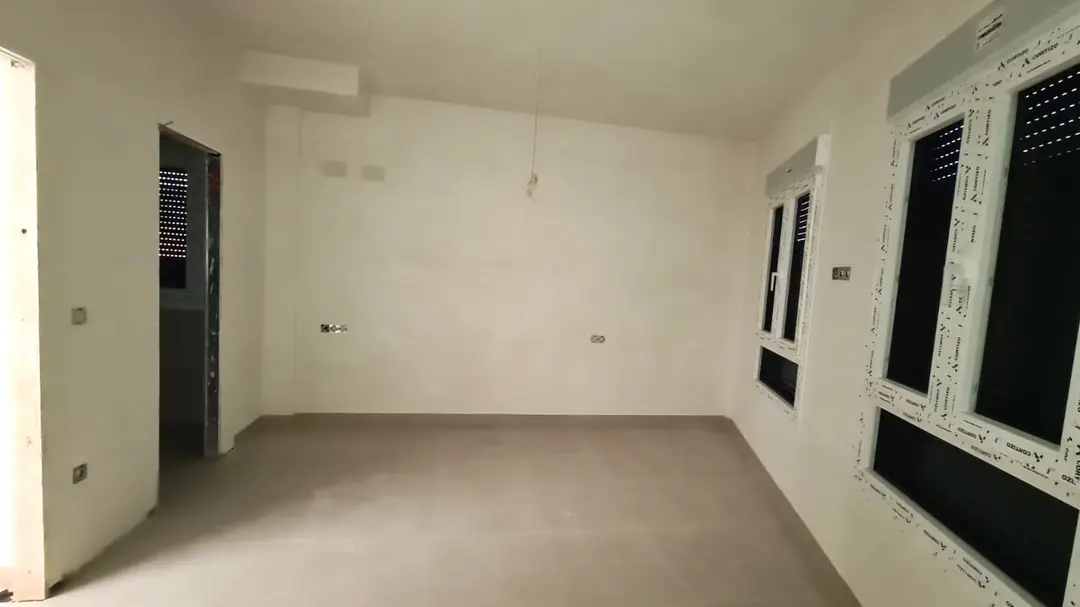 Estancia amplia con ventanas – Casa en Venta en el Hipercor