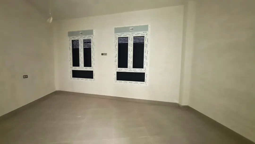 Estancia exterior con dos ventanas – Casa en Venta en el Hipercor