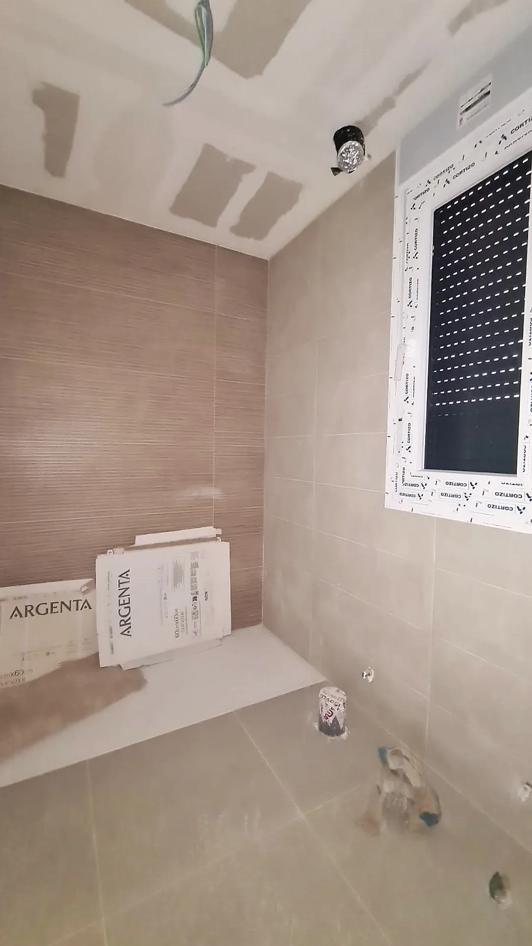 Estancia alicatada con ventana – Casa en Venta en el Hipercor