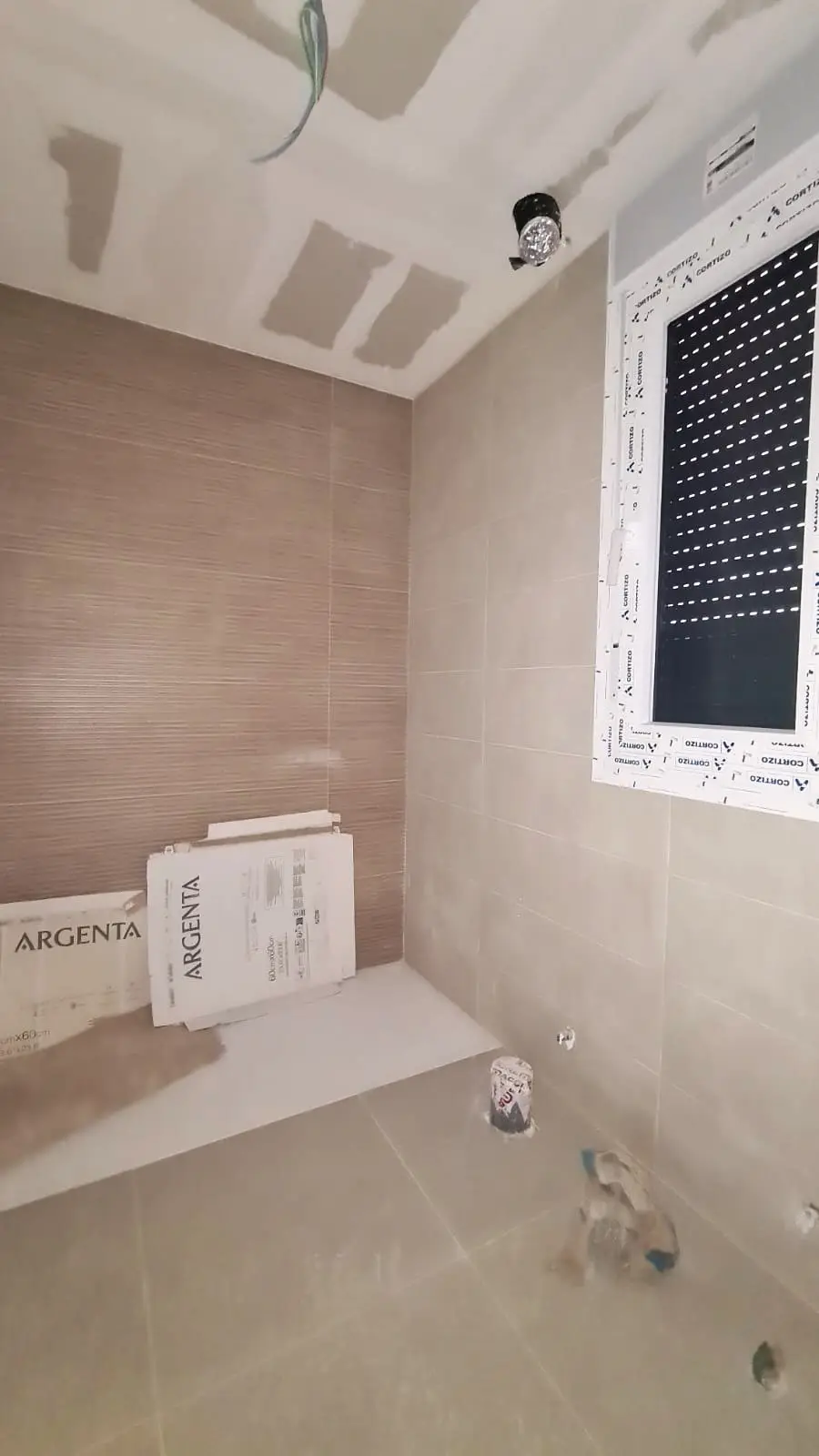 Estancia alicatada con ventana – Casa en Venta en el Hipercor