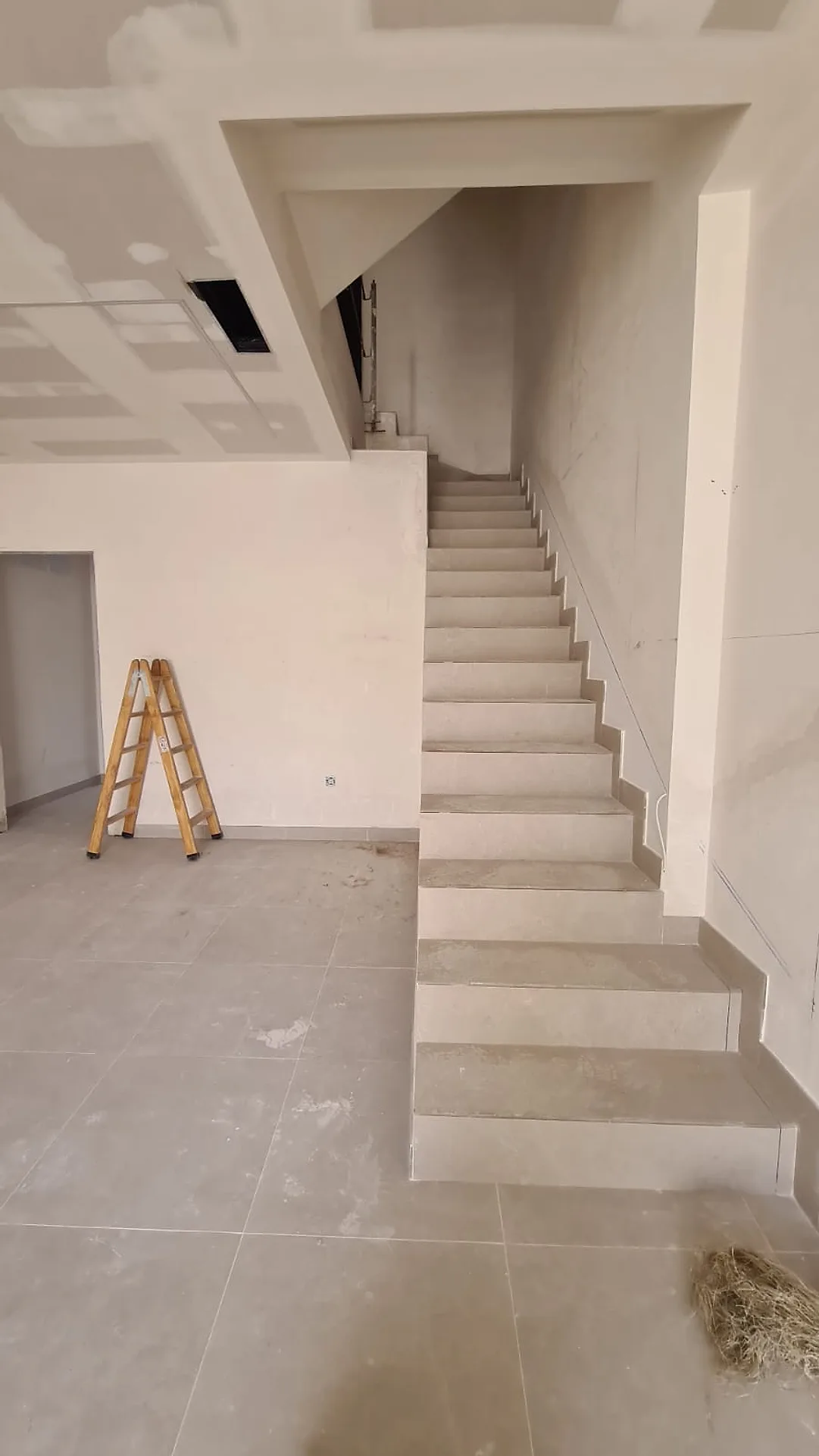 Escalera a la planta alta – Casa en Venta en el Hipercor
