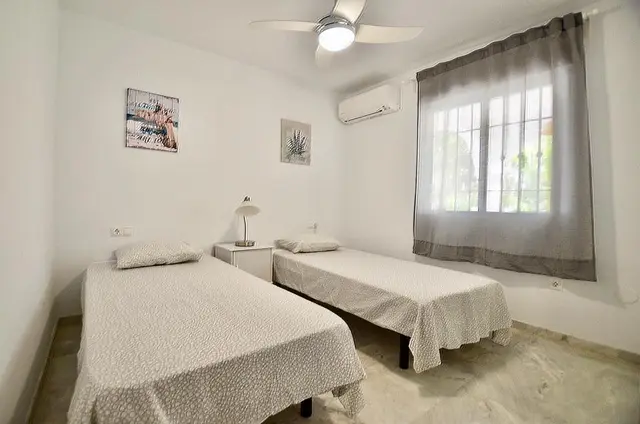 Dormitorio con dos camas – Chollos en Benalmadena