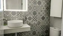 Baño reformado con azulejo hidráulico – Piso en Venta Calle Los Chopos