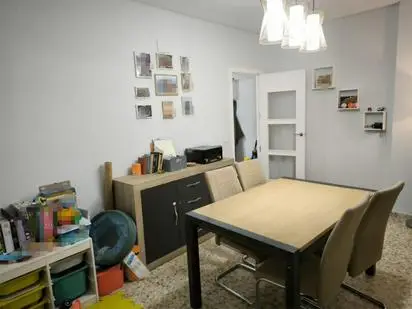 Comedor con mesa de madera – Piso en Venta Calle Los Chopos