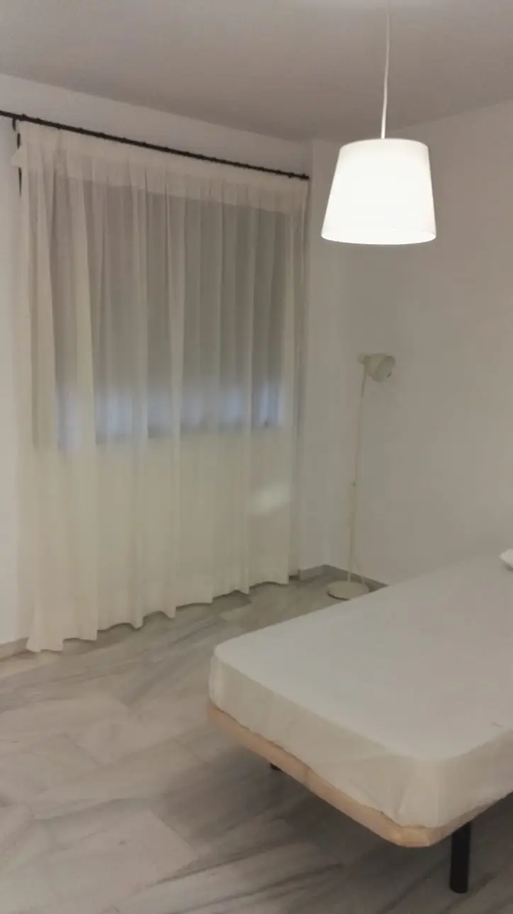 Estancia con ventanal – Piso en venta en calle Victoria Kent