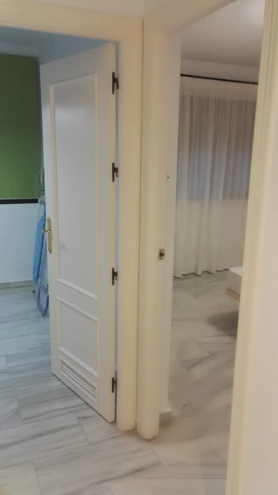 Pasillo y puertas – Piso en venta en calle Victoria Kent