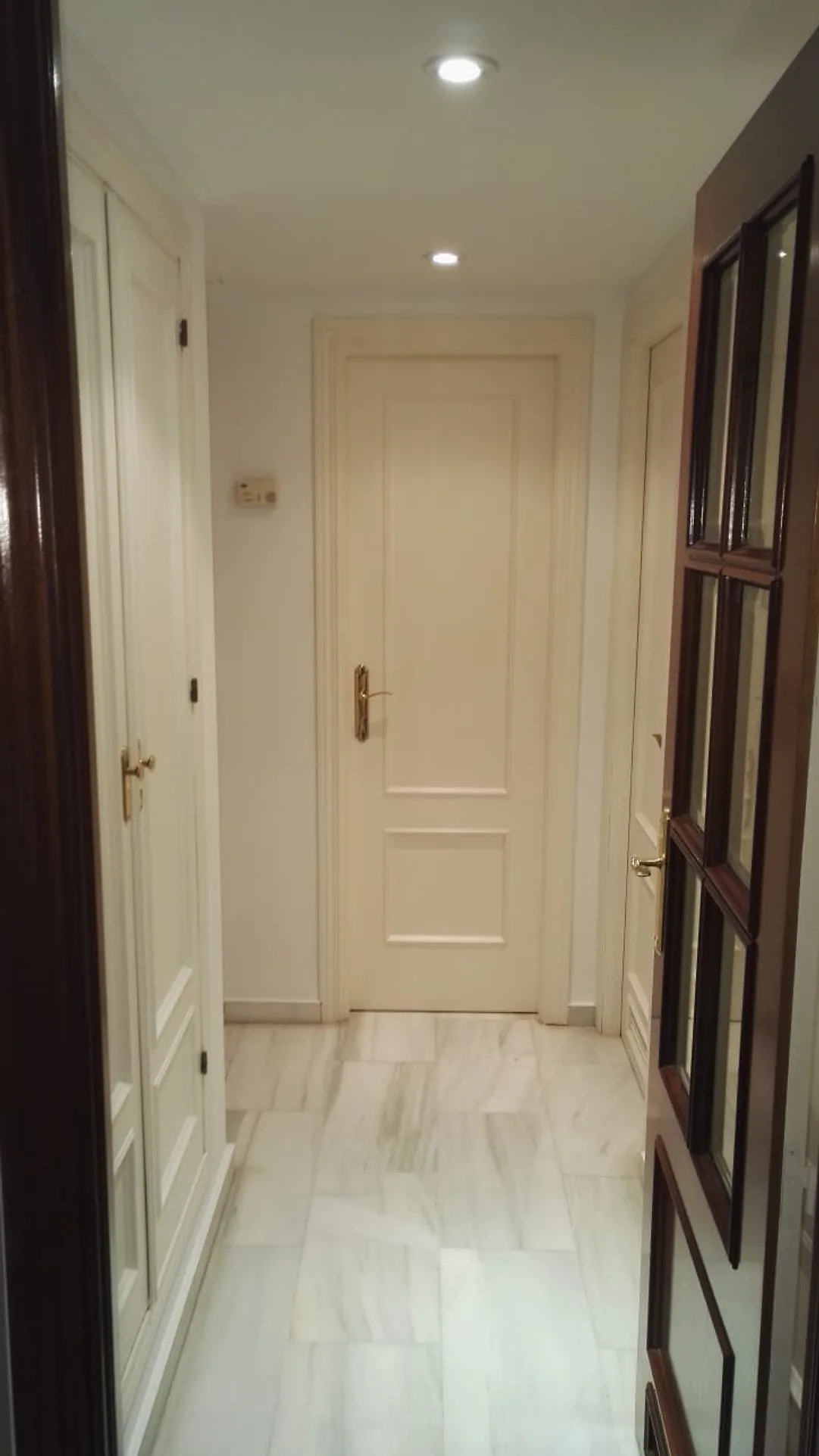 Pasillo con puertas lacadas – Piso en venta en calle Victoria Kent