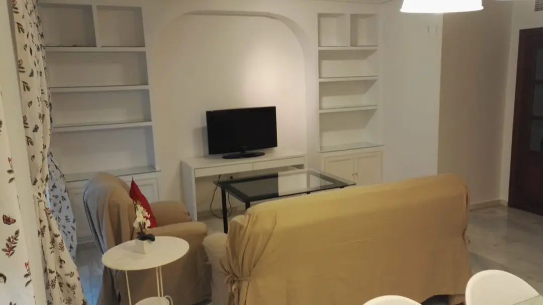 Salón con sofá y televisión – Piso en venta en calle Victoria Kent