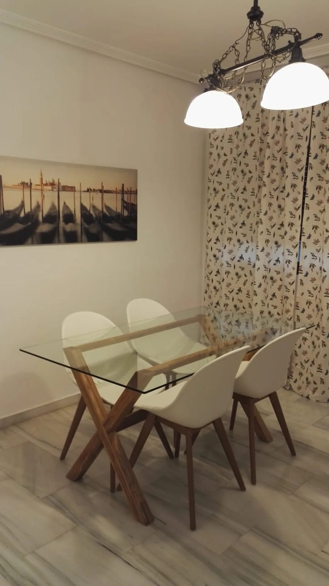 Comedor con mesa de cristal – Piso en venta en calle Victoria Kent