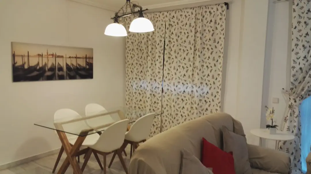 Salón amplio y luminoso de un piso en venta en Calle Victoria Kent, perfecto para disfrutar con la familia