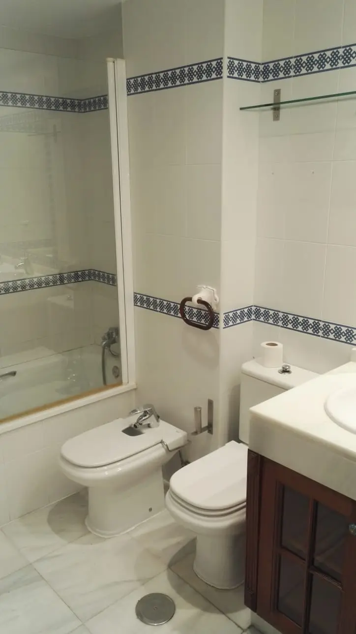 Baño con bañera – Piso en venta en calle Victoria Kent