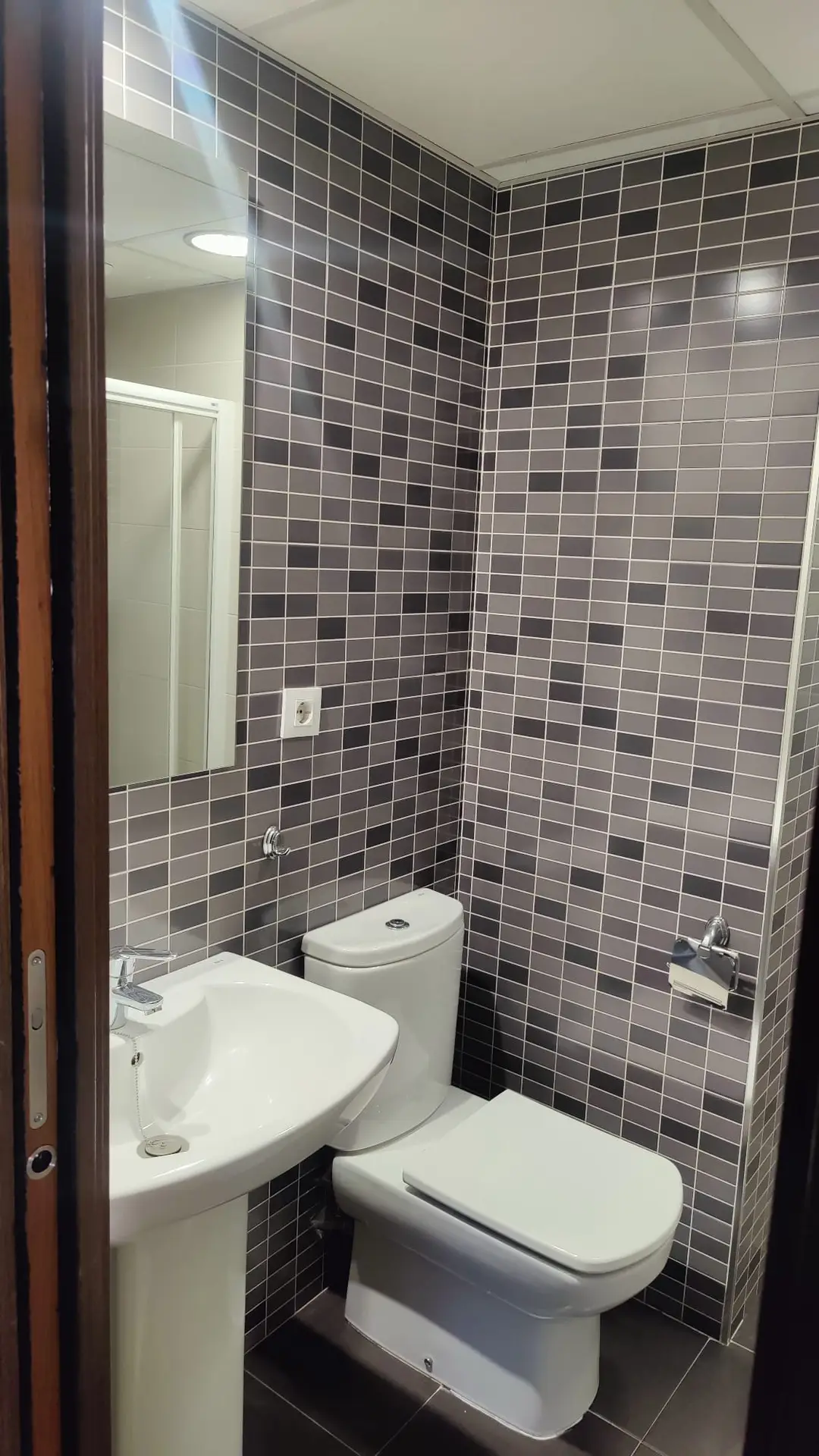 Baño con azulejos grises – Venta piso Córdoba Zona Hospital Quirón