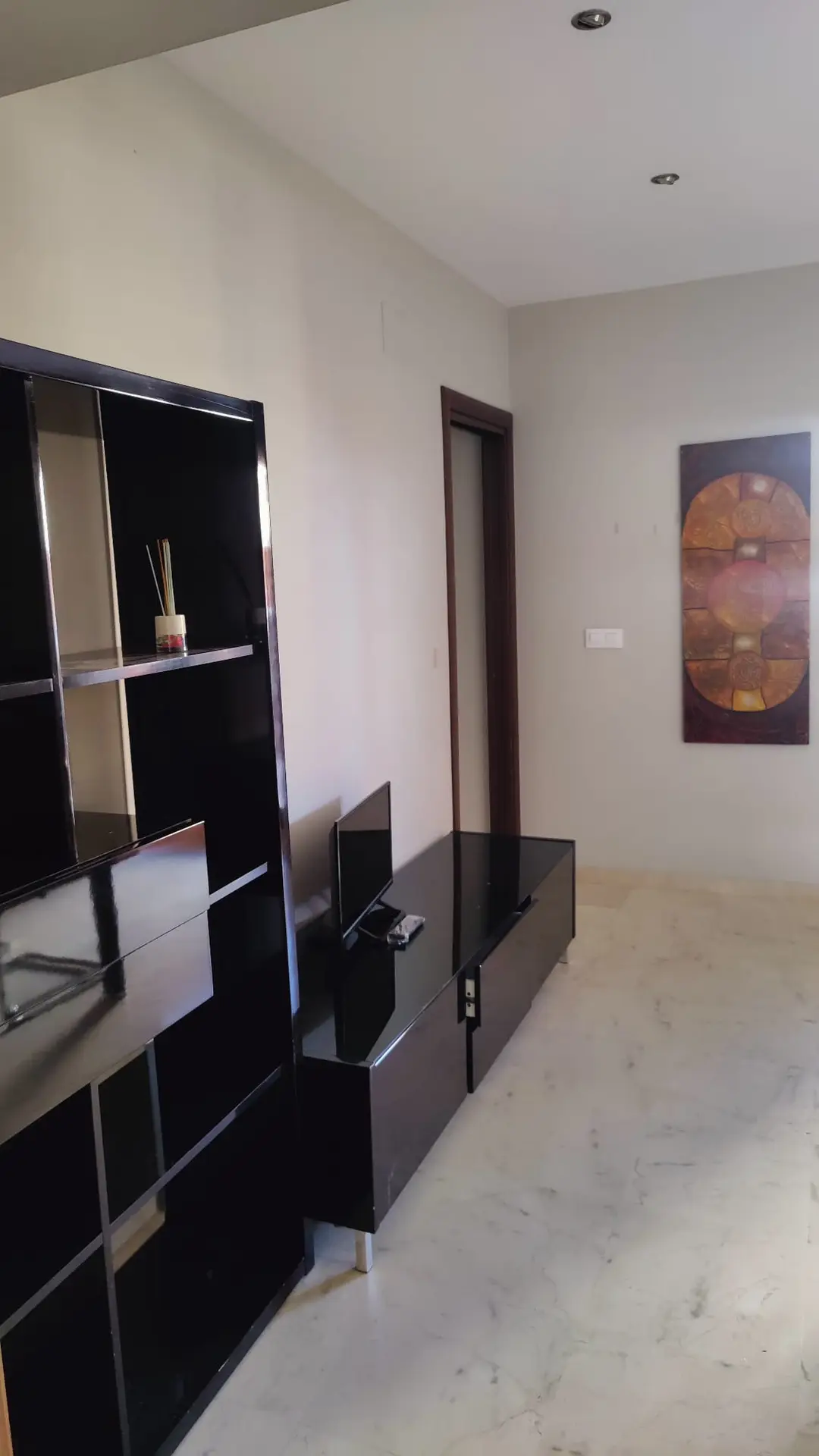 Salón con mueble de televisión – Venta piso Córdoba Zona Hospital Quirón