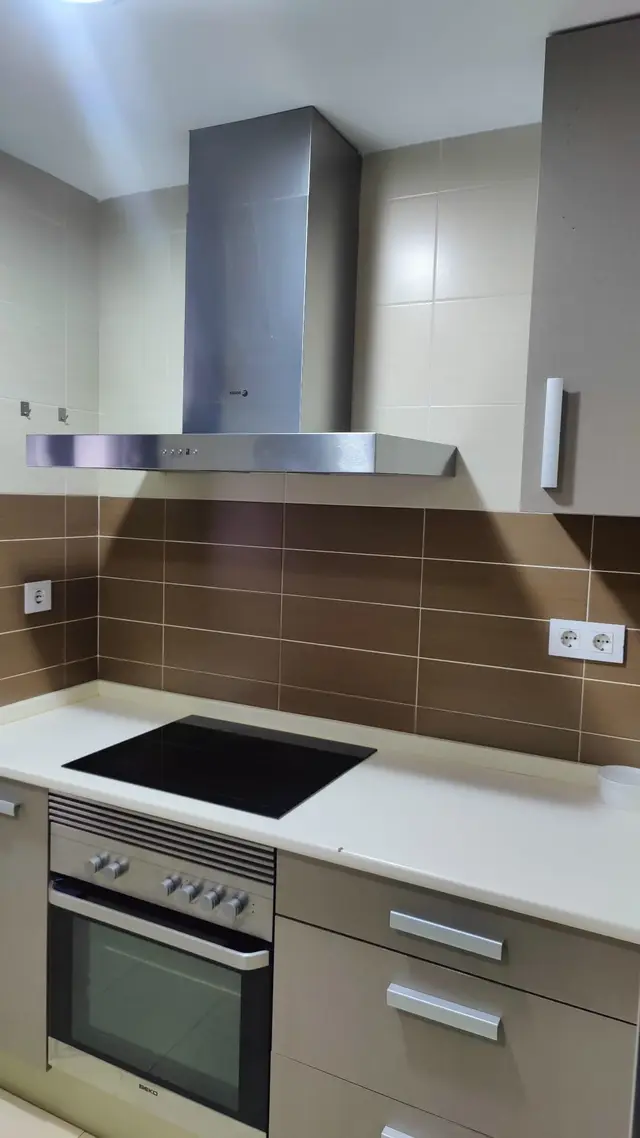Cocina con vitrocerámica y campana – Venta piso Córdoba Zona Hospital Quirón