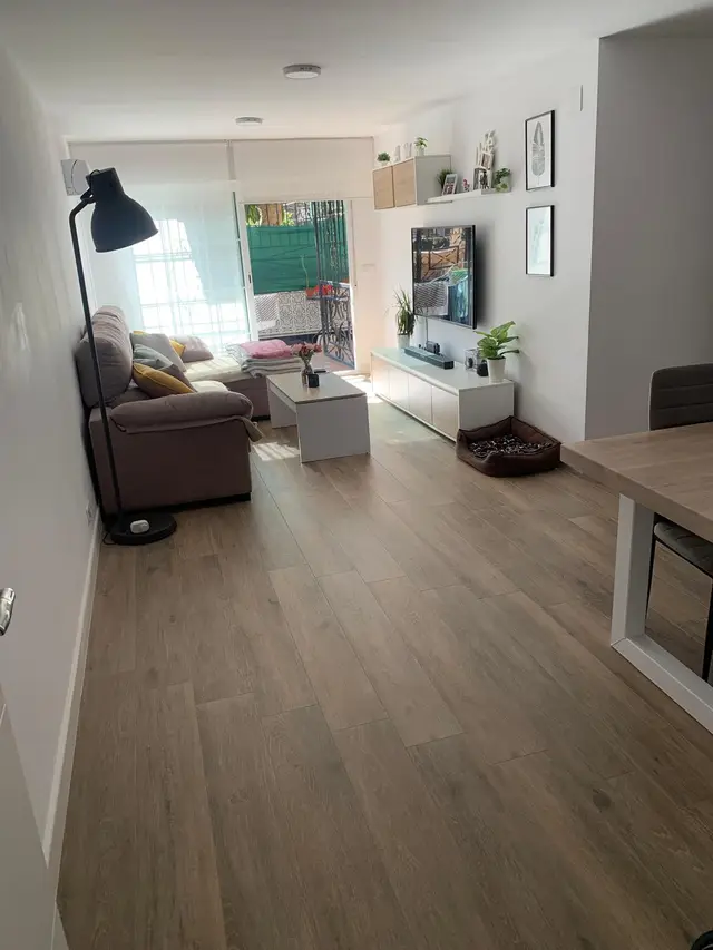 Salón con suelo de madera – Piso Segunda Mano Urbanización Azahara