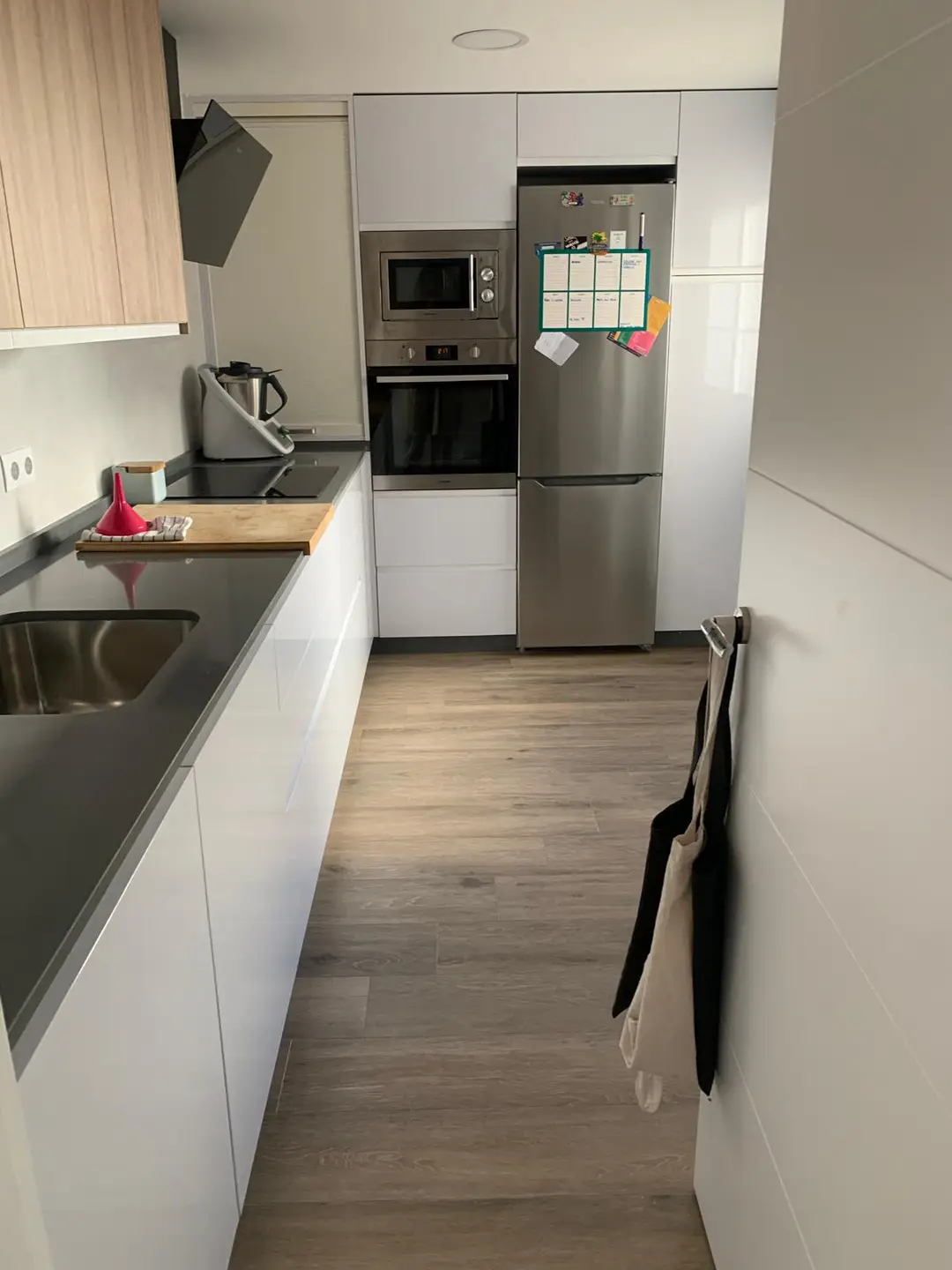 Cocina moderna con frigorífico – Piso Segunda Mano Urbanización Azahara