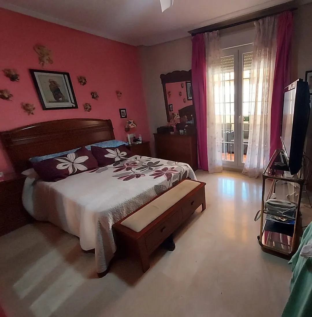 Dormitorio principal con salida a balcón – Casa en Venta San Rafael de la Albaida
