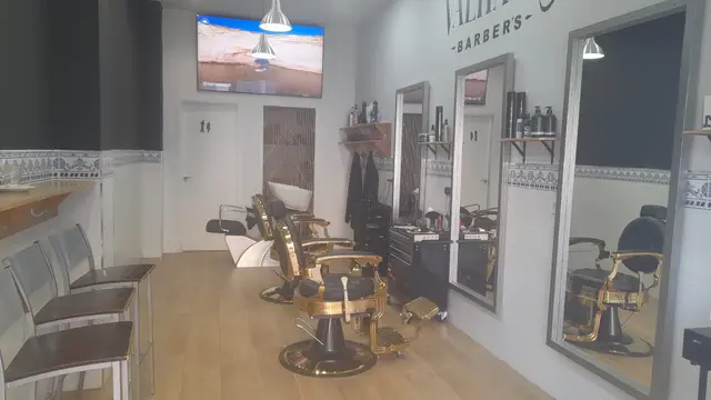 Peluquería equipada con espejos y sillones – Traspaso de Peluquería en Córdoba