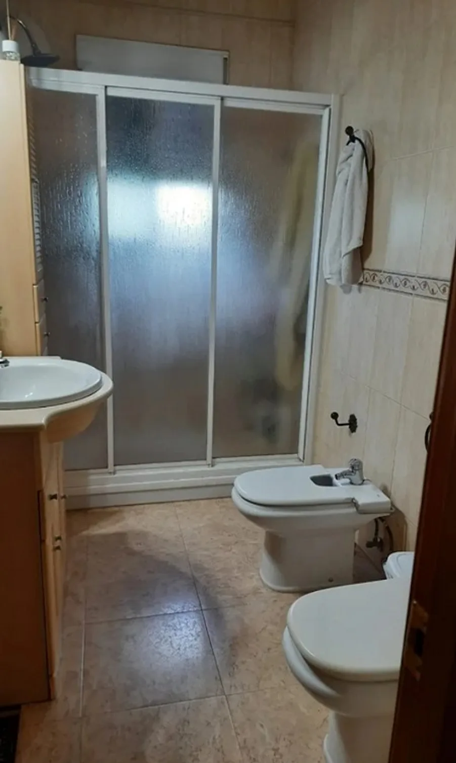 Baño con ducha y mampara – Terrenos en Venta en Córdoba