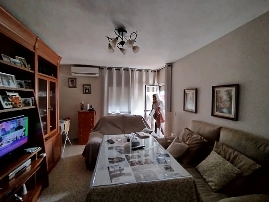 Salón comedor con sofá – Casas baratas de Córdoba