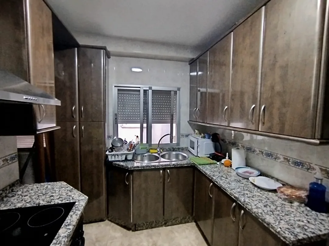 Cocina con muebles de madera oscura – Casas baratas de Córdoba