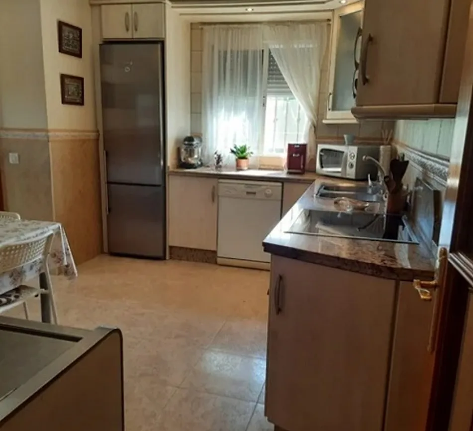 Cocina con frigorífico y lavavajillas – Terrenos en Venta en Córdoba