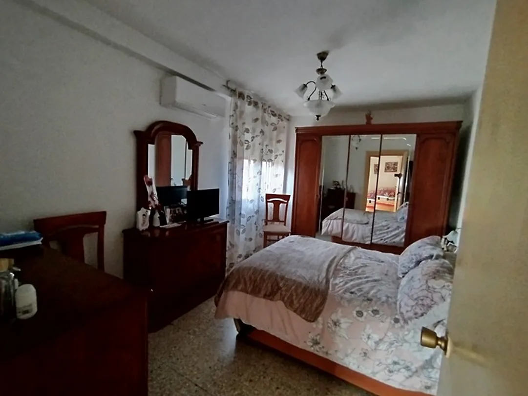 Dormitorio de matrimonio con armario – Casas baratas de Córdoba