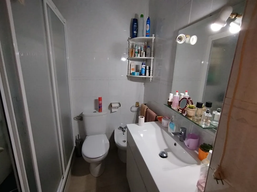 Baño con ducha y mueble de lavabo – Casas baratas de Córdoba