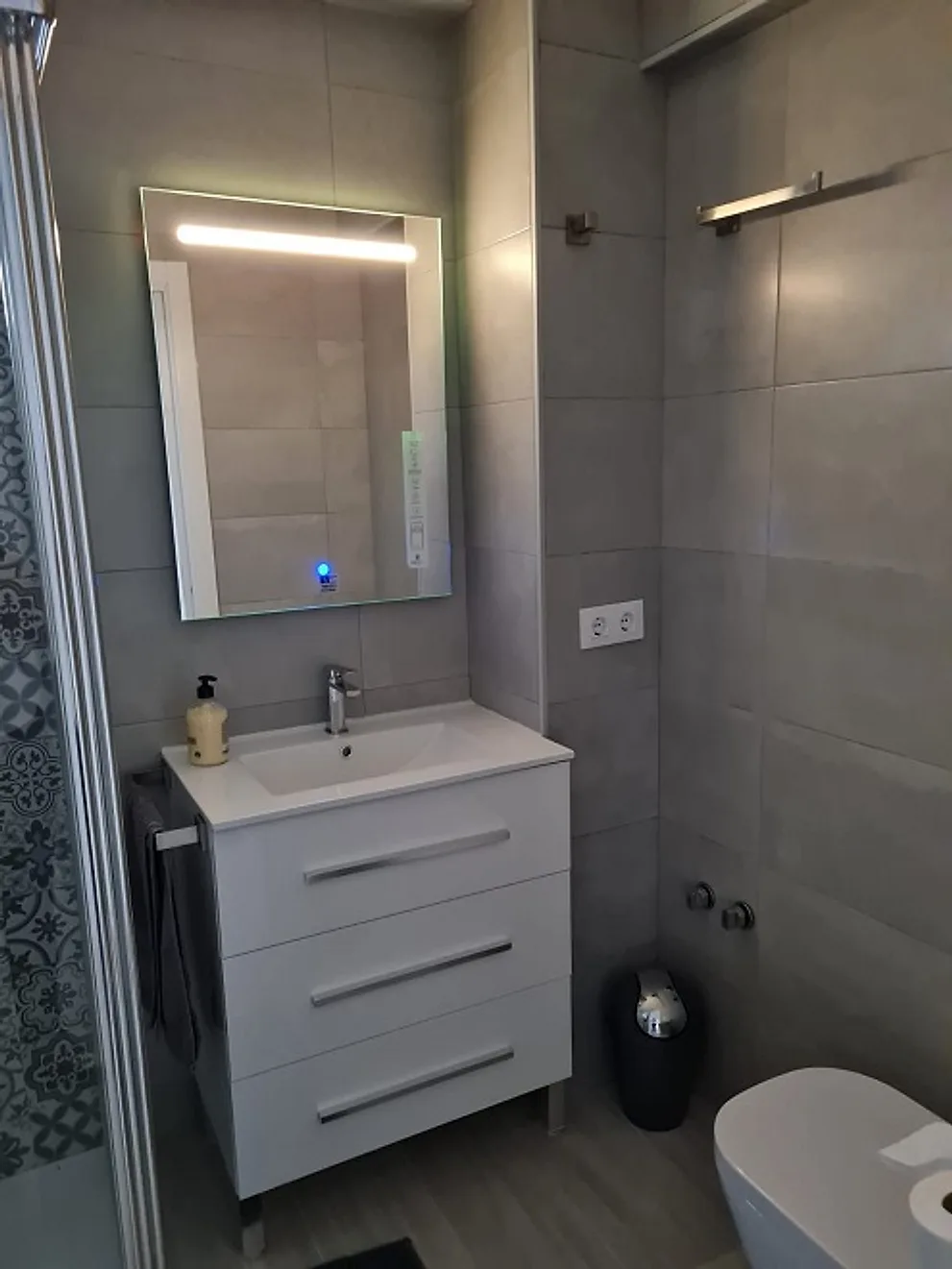 Baño reformado con mueble de lavabo – Venta Vivienda Córdoba Parque Cruz Conde