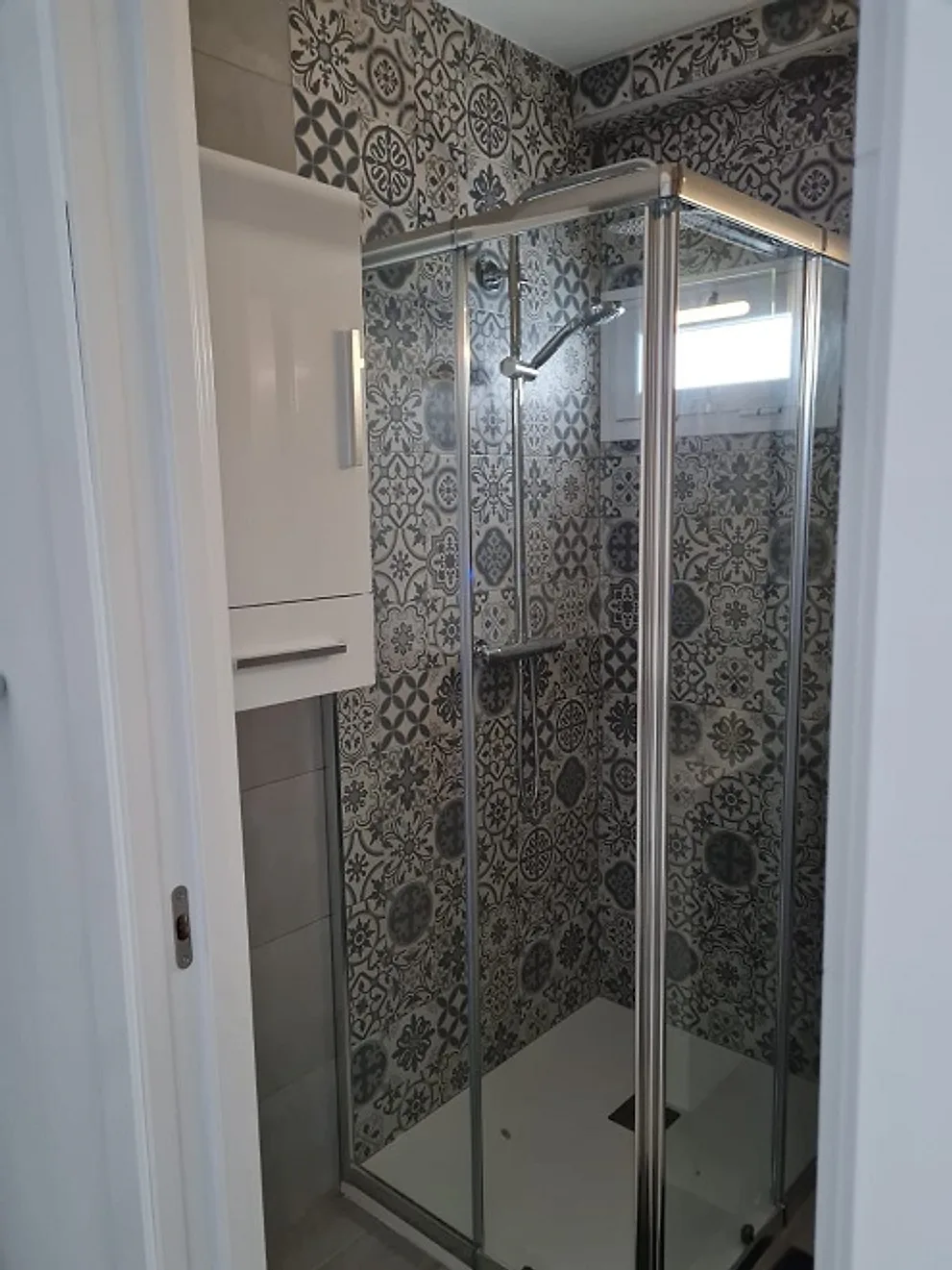 Ducha con azulejo hidráulico – Venta Vivienda Córdoba Parque Cruz Conde