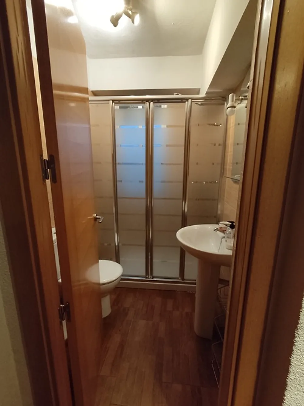 Baño con mampara – Venta Piso Carretera Trassierra Córdoba