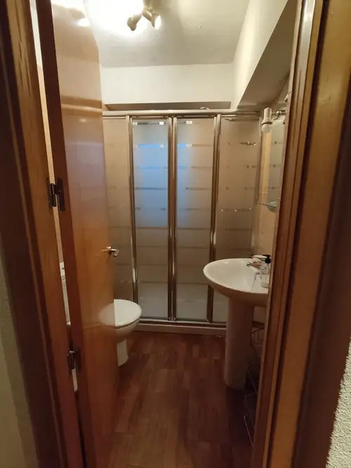 Baño con mampara – Venta Piso Carretera Trassierra Córdoba