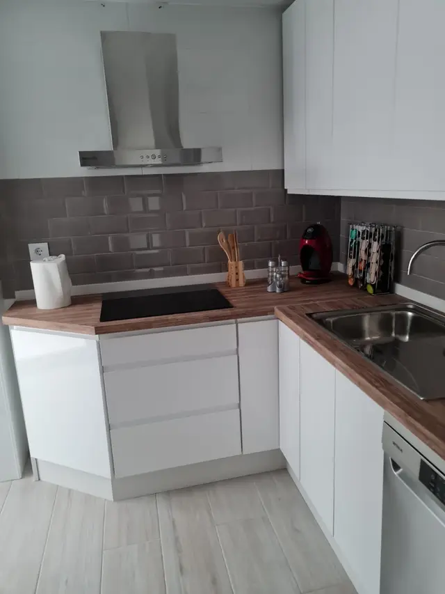 Cocina reformada con encimera de madera – Venta Vivienda Córdoba Parque Cruz Conde